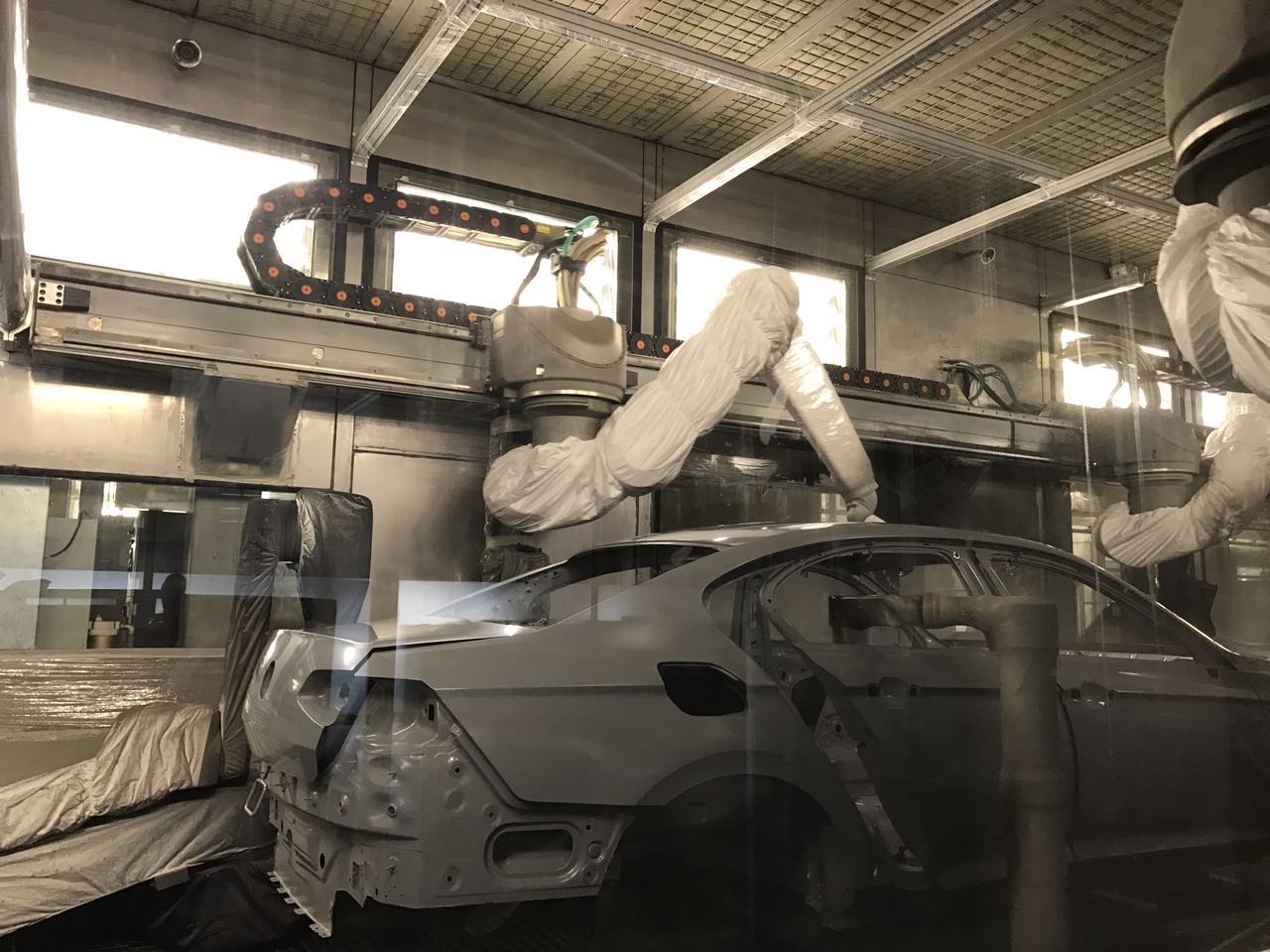 二廠(chǎng)涂裝中途機器人區域機械